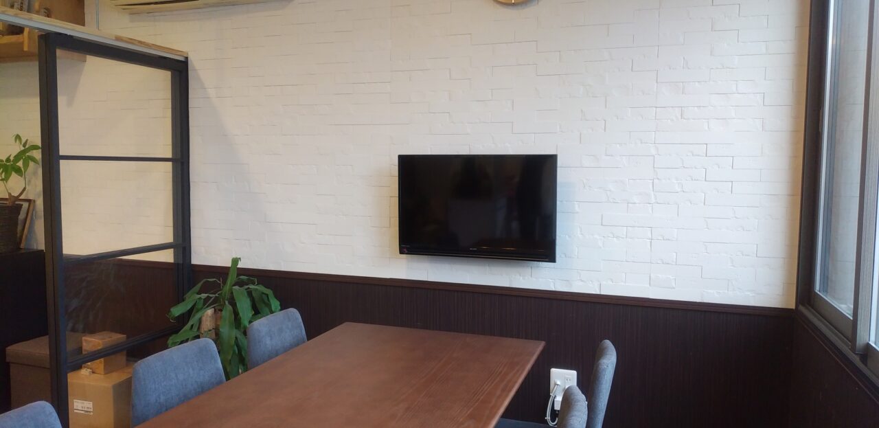 本社にTVモニターをつけました( ◠‿◠ )