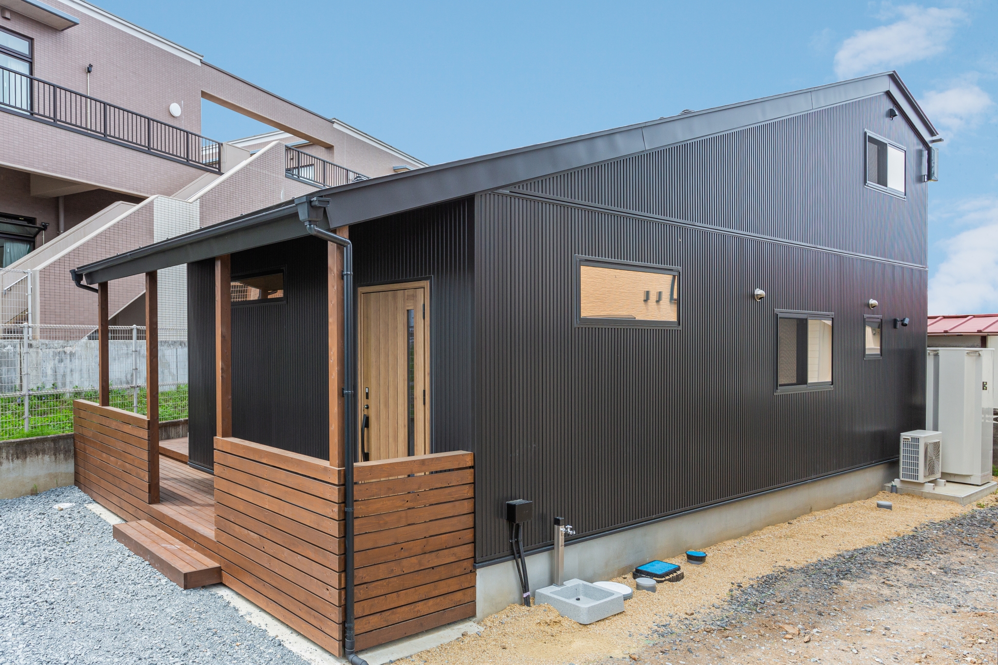 土地の形状を活かしたコンパクトな平屋風の家