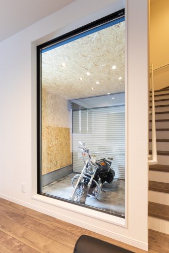 温かなあかりが灯るバイクガレージ付きの家のサムネイル画像3